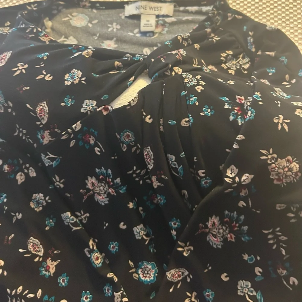 Nine West Black and Floral Women's Top- Size Medium - Picture 9 of 9